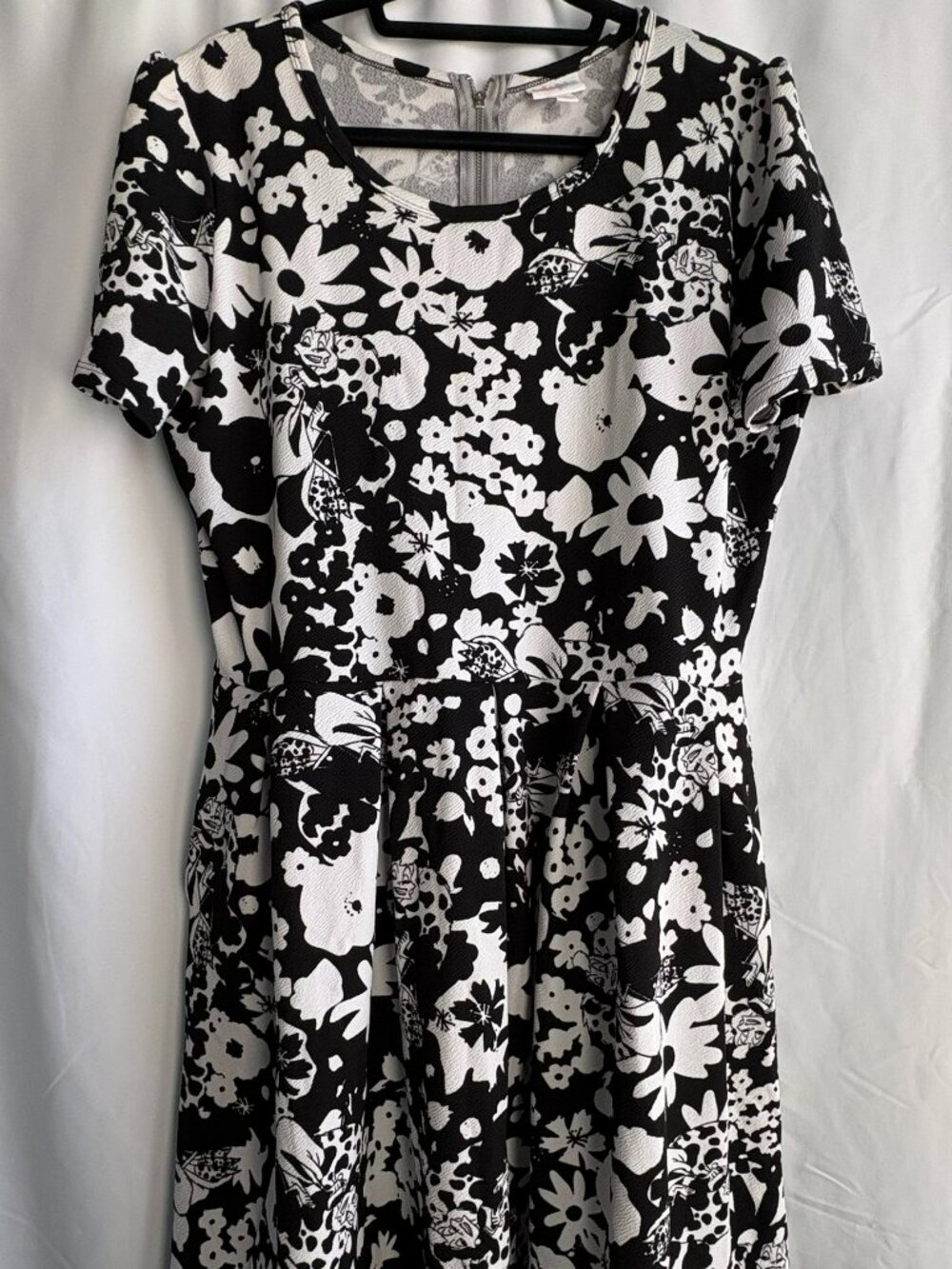 LuLaRoe Amelia 3XL Black White Bold Floral Cruella Disney Dress